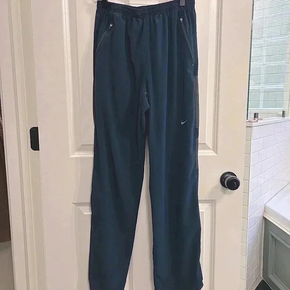 EUC Nike navy Women’s Drifit athletic pants. Zipper pockets and legs Lightweight - Picture 1 of 16